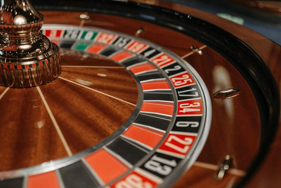 How Online Casinos Balance Entertainment and Risk